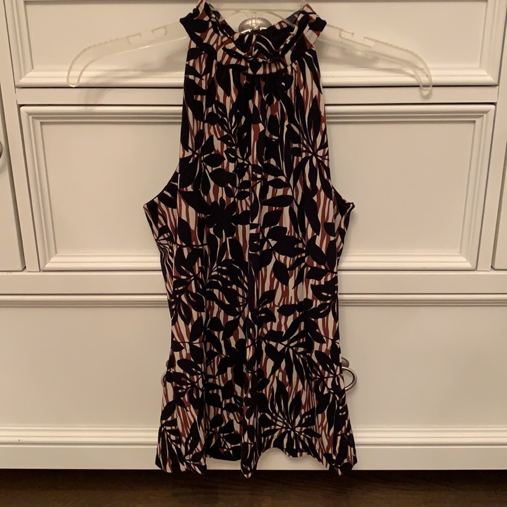 NY&Co. Stretch women’s sleeveless top.